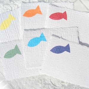6 plaatskaarten met scheprand voor doop, vormsel, communie, kleurrijke vissen, plaatskaarten handgemaakt papier