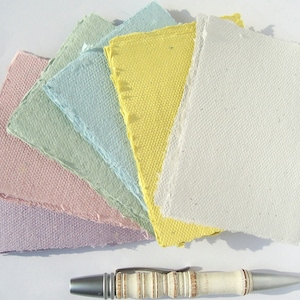6 pezzi di carta colorata con bordo frastagliato, piccoli fogli di carta fatti a mano colorati