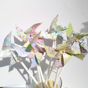 Windmolens gemaakt van oude kaarten, feestdecoratie upcycling voor volwassenen