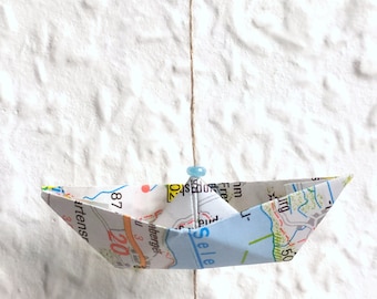 Guirlande de bateaux en papier, upcyclés à partir d'anciennes cartes