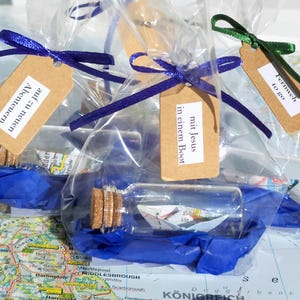 Mini barchette di carta in un bicchiere, riciclando piccole navi in bottiglia da vecchie mappe