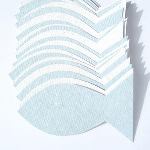25 vissen lichtblauw wit, confetti decoratie voor doop of communie gemaakt van handgeschept papier