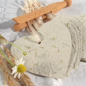 Etichette regalo fatte a mano con cuori d'erba, cuori di carta fatti a mano con semi d'erba per il matrimonio in campagna