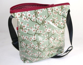 Oilcloth shoulder bag with inner compartments