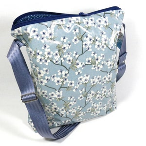 Oilcloth shoulder bag with inner compartments