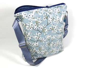 Oilcloth shoulder bag with inner compartments