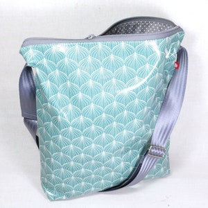 Bolso bandolera de hule con compartimentos interiores
