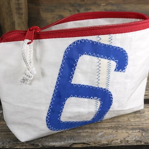 Trousse de toilette fabriquée à partir de voiliers recyclés