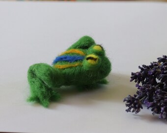 Felt frog,felt brooch,felt animal,jewelry,wool,gift