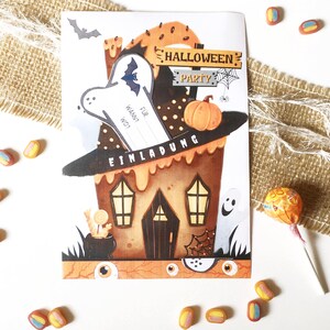 Könnte beinhalten: Eine Einladungskarte für eine Halloween-Party in Form eines Spukhauses, mit den Aufschriften "Halloween Party" und "Einladung". Die Karte zeigt Illustrationen von Kürbis, Fledermaus und Geist. Gezuckerte Maisbonbons und ein Lutscher sind um die Karte herum verstreut.