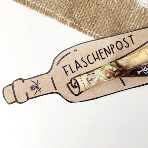 Einladung zum Piraten Kindergeburtstag, Karte hat Form einer Flaschenpost, Schatzkarte ist Einladung, mit Schnur zusammengerollt an Flasche befestigt, auf  Rückseite ist Platz für Infos zur Geburtstagsfeier, Druckvorlage, Bastelvorlage download