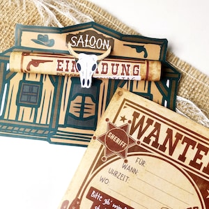 Könnte beinhalten: Einladungsset im Western-Stil. Die Hauptkarte hat die Form eines Saloons, mit dem Wort "SALOON" und einem Bullenschädel. Ein "WANTED"-Poster ist ebenfalls enthalten, mit Platz für Details. Das Design ist rustikal und vintage.