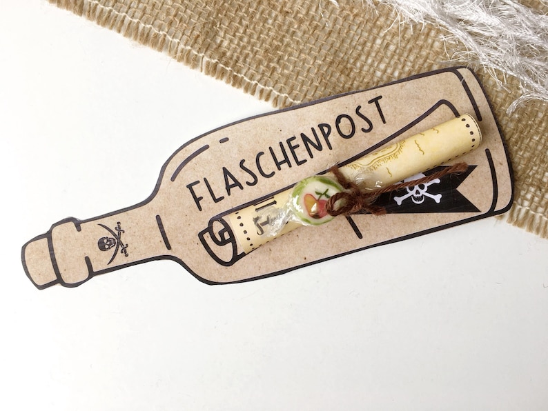 Einladung zum Piraten Kindergeburtstag, Karte hat Form einer Flaschenpost, Schatzkarte ist Einladung, mit Schnur zusammengerollt an Flasche befestigt, auf  Rückseite ist Platz für Infos zur Geburtstagsfeier, Druckvorlage, Bastelvorlage download