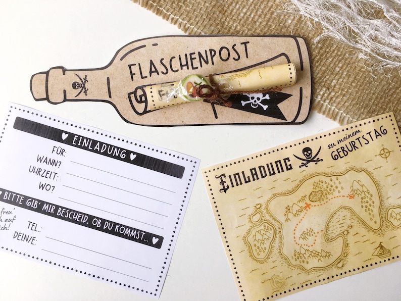 Einladungskarte in Form einer Flaschenpost. Die Einladung wird als Rolle vorne auf die Flaschenpost gebunden. Auf der Vorderseite der Einladung ist eine Schatzkarte abgebildet, auf der Rückseite können die Daten zum Geburtstag geschrieben werden.