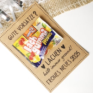 Mitbringsel zur Silvesterparty Aufdruck gute Vorsätze Lachen hält immer gesund frohes neues Jahr auf der Karte sind Mini Lachgummis aufgeklebt