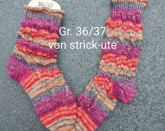 Gr. 36/37, handgestrickte Socken, rot-orange, mit Ajourmuster, bunte Socken, Mustersocken, Gammelsocken,  Artikel auf Bestellung!