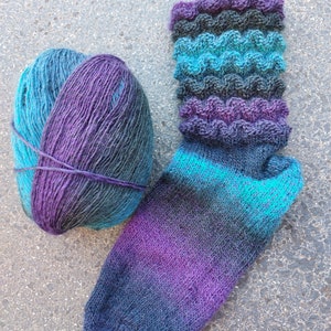 Gr. 40/41, Gammelsocken, Variante 1: blau-pink, Variante 2 blau-grün, fliessender Farbverlauf, Rellerwolle Kolibri, Wellenmuster, Unikat Bild 3