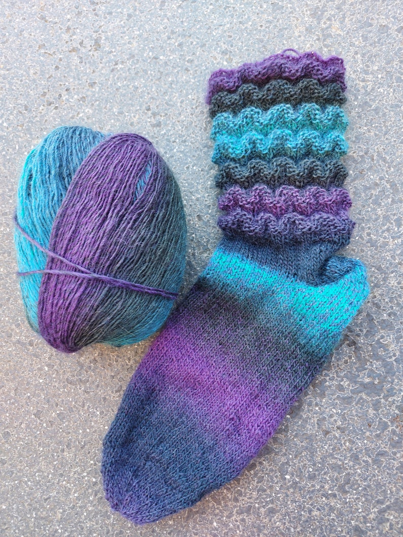 Gr. 40/41, Gammelsocken, Variante 1: blau-pink, Variante 2 blau-grün, fliessender Farbverlauf, Rellerwolle Kolibri, Wellenmuster, Unikat Bild 3