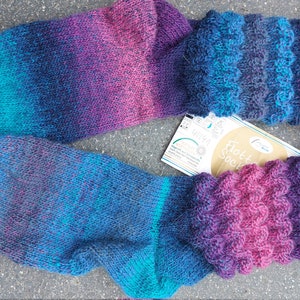 Gr. 40/41, Gammelsocken, Variante 1: blau-pink, Variante 2 blau-grün, fliessender Farbverlauf, Rellerwolle Kolibri, Wellenmuster, Unikat Bild 2