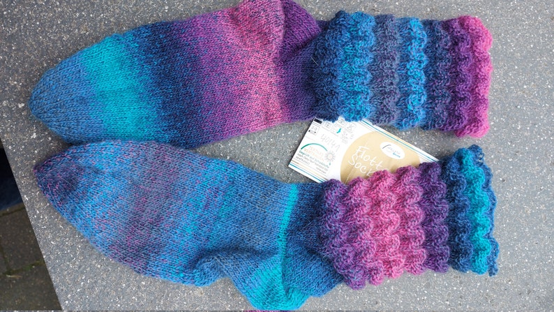 Gr. 40/41, Gammelsocken, Variante 1: blau-pink, Variante 2 blau-grün, fliessender Farbverlauf, Rellerwolle Kolibri, Wellenmuster, Unikat Bild 2