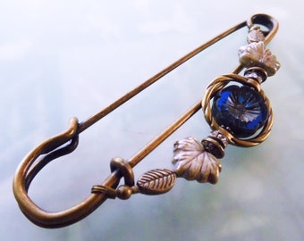 Schalnadel blaue Blume Art Déco , sehr große Bronze Schmucknadel mit böhmischen Glasperlen