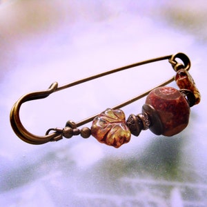 große Kiltnadel Dzi Bead und Ahornblätter aus Böhmen, Tuchschließe in Herbstfarben N-7-AB-2