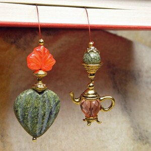 Goldenes Lesezeichen mit Edelstein Herz, Teekanne und Ahornblatt