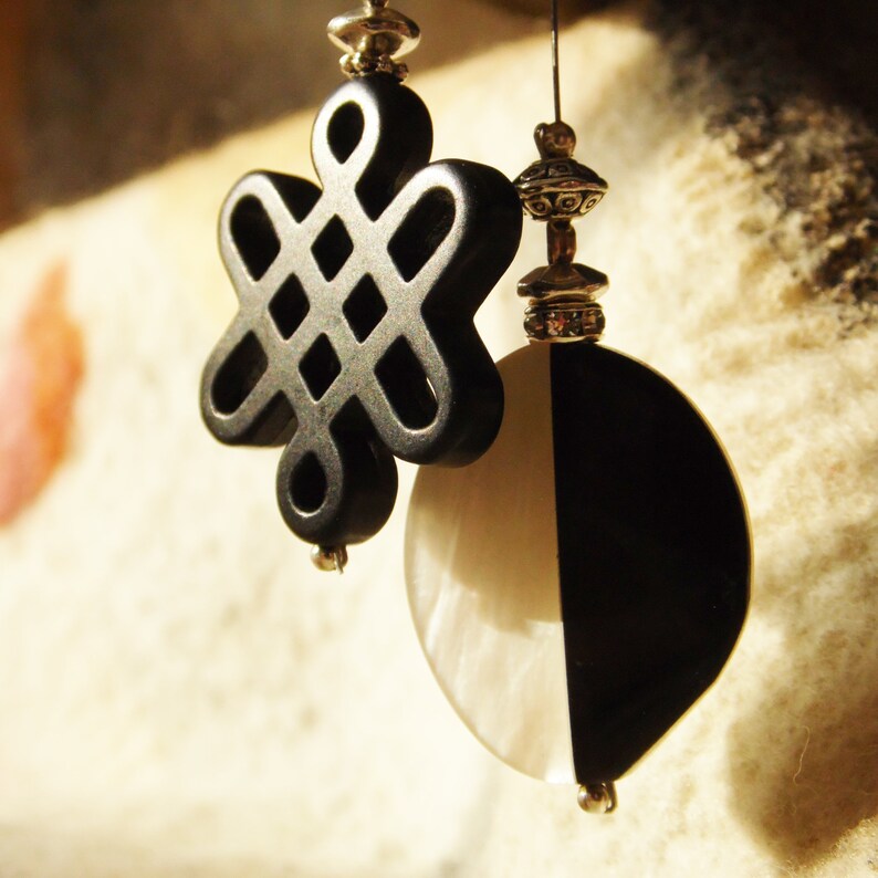 Lesezeichen ewiger Knoten mit schwarz-weißer Perlmutt Perle Bild 3