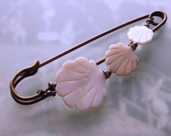 Scallop large cloth pin mother of pearl and rhinestones, 10 cm bronze kilt pin