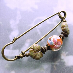 Tuchnadel in orange und grün, Ahorn Blätter und Blütenperle mit Bronze N-7-AB-6