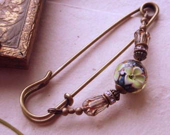 Shawl pin lime and black, flower bronze safety pin