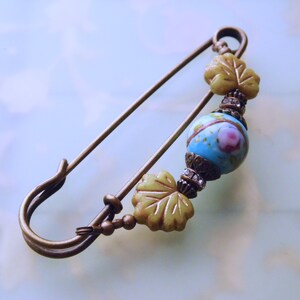farbenfrohe Tuchnadel mit Perlen Murano Glasperle und  Ahornblättern, 7cm Kiltnadel in bronze N-7-AB-14