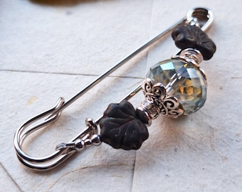 Cloth pin maple crystal, silver-colored safety pin with handmade decorative element in green