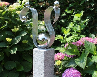 Skulptur schwebende Edelstahlkugeln -heller Granit