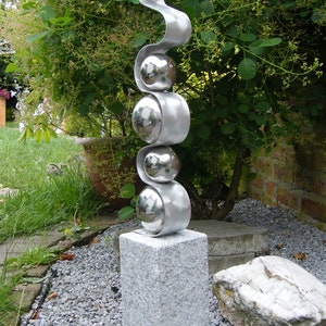 Skulptur Fantasia Edelstahlkugeln/geflammter Grani Bild 2