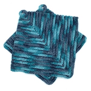 Könnte beinhalten: Zwei gehäkelte Topflappen in den Farben Teal und Grau. Die Topflappen sind mit einem gestreiften Muster gearbeitet und haben oben eine Schlaufe zum Aufhängen.
