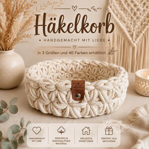 Könnte beinhalten: Ein runder, cremeweißer Häkelkorb mit sternförmigem Muster und einem braunen Lederetikett mit Metallniete. Auf dem Etikett steht "MIT LIEBE HANDGEMACHT" und "Lenas". Das Bild enthält deutschen Text über handgefertigte Körbe.