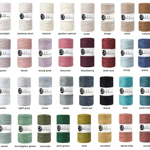 Könnte beinhalten: Eine Sammlung von 24 Spulen aus Naturfasergarn in verschiedenen Farben, darunter Mondlicht, Regenbogenstaub, Natur, Goldnatur, Nude, Beige, Sand, Karamell, Perle, Rouge, Staubiges Rosa, Blüte, Brombeere, Wildrose, Neblig, Jeans, Weiß, Hellgrau, Silber, Stahl, Anthrazit, Schwarz, Türkis, Pfauenblau, Lorbeer, Eukalyptusgrün, Avocado, Kiefern grün, Kiwi, Senf, Terrakotta und Sonnenuntergang.