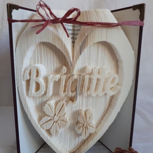 Buchfaltkunst Geburtstag Herz mit Name und Blumen