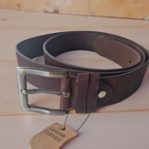 Personalisierter Ledergürtel Herren – Braun, Echtleder, handgefertigt mit Gravur – Geschenk zum Vatertag, Geburtstag, 100 - 120 cm