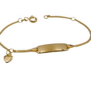 Op de afbeelding: Een gouden kettingarmband met een hartbedel en een rechthoekig naamplaatje. De ketting is in een delicate, gevlochten stijl.