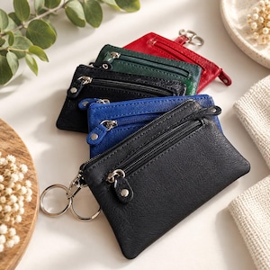 Pode incluir: Um conjunto de quatro bolsas retangulares com fecho de correr e argolas de metal para chaves. As bolsas são feitas de material texturizado e estão disponíveis em preto, azul, verde escuro e vermelho. Cada bolsa possui um fecho frontal.