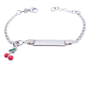 Peut inclure: Un bracelet de bébé en argent avec un charme de deux cerises rouges et une feuille verte. Le bracelet a une étiquette en argent vierge pour la gravure.