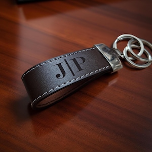 Personalisierter Leder Schlüsselanhänger mit Gravur Geschenk für Männer & Frauen Rindleder Schlüsselbund Auto Schlüsselanhänger Geschenkbox