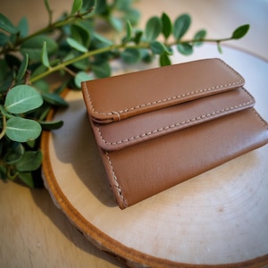 Personalisierbare kleine Geldbörse Rindsleder, Portemonnaie Echtleder braun, Weihnachtsgeschenk für Ihn, Vatertag mit Gravur, RFID-Schutz