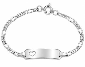 Puede incluir: Una pulsera de identificación de metal plateado con una placa rectangular pulida que presenta un pequeño recorte en forma de corazón en el lado izquierdo. La pulsera está construida con un patrón de cadena Figaro clásico y un cierre de resorte.
