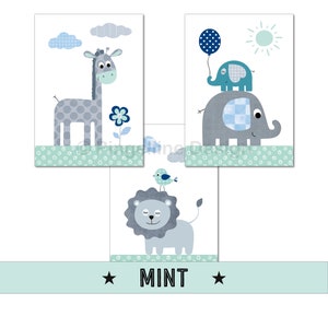 Könnte beinhalten: Drei druckbare Kinderzimmer-Kunstdrucke mit einer grauen Giraffe, einem grauen Elefanten mit einem blauen Elefanten darauf und einem grauen Löwen mit einem blauen Vogel darauf. Die Drucke haben ein blau-weißes Karomuster und einen mintgrünen Hintergrund.