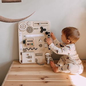 Planche pour tout-petits avec nom, Planche occupée pour bébé, Planche sensorielle, Planche Montessori en bois, Cadeau de premier anniversaire, Planche occupée personnalisée pour tout-petits