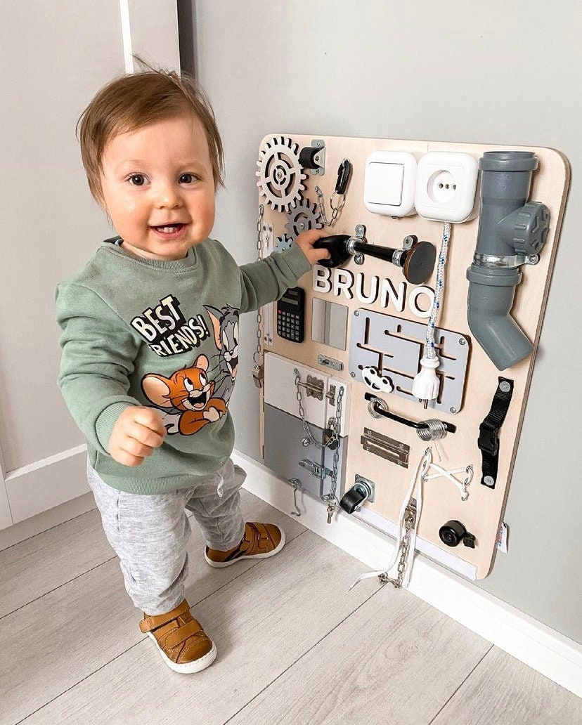 Tableau d'activité en bois busy board Montessori pour enfant dès 3 ans