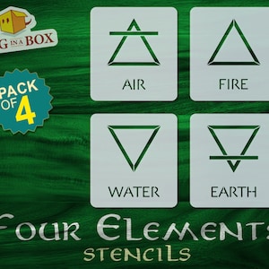 Könnte beinhalten: Ein Satz mit vier weißen Schablonen, die die vier Elemente darstellen: Luft, Feuer, Wasser und Erde. Jede Schablone ist ein einfaches geometrisches Design mit dem Namen des Elements darunter. Die Schablonen sind in einem Raster auf einem grünen Holzhintergrund angeordnet. Der Text "PACK OF 4" ist auf einem blauen Kreis mit weißem Rand gedruckt. Der Text "DOG IN A BOX" ist auf einem weißen Rechteck mit braunem Dach gedruckt. Der Text "FOUR ELEMENTS STENCILS" ist in einer dekorativen Schrift unter den Schablonen gedruckt.